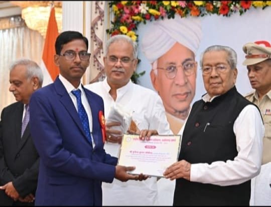 शिक्षा के क्षेत्र में जिले का गौरव पुष्पेंद्र--<em>सक्ति के सहायक शिक्षक पुष्पेंद्र कुमार कौशिक हुए महामहिम राज्यपाल एवं मुख्यमंत्री के हाथों शिक्षक दिवस पर राज भवन में सम्मानित, वर्ष 2016 में स्वयं के पैसे से विद्यालय में प्रोजेक्टर एवं लैपटॉप लगाकर करी थी स्मार्ट का क्लास की शुरुआत, स्काउटिंग के क्षेत्र में भी पुष्पेंद्र का है अमूल्य योगदान</em>, पुष्पेंद्र के अनुज भारतीय रेलवे में दे रहे हैं सेवाएं kshititech