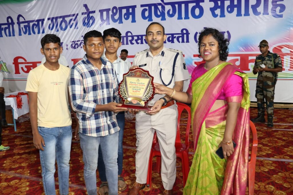 भव्य महोत्सव के रूप में मनी जिले की स्थापना वर्षगांठ,जय हो शक्ति जिला--<em>शक्ति जिले की प्रथम स्थापना वर्षगांठ पर उमड़ा सैलाब, हजारों जिले वासियों की मौजूदगी में केक काटकर मनाया गया प्रथम स्थापना वर्षगांठ समारोह, विधानसभा अध्यक्ष महंत,विधायक रामकुमार यादव सहित कलेक्टर/ एसपी रहे मौजूद, सांस्कृतिक कार्यक्रम में बच्चों की प्रस्तुति ने मोह लिया आगंतुकों का मन</em>, सांसद का नाम होने के बावजूद नहीं पहुंचे कार्यक्रम में भव्य महोत्सव के रूप में मनी जिले की स्थापना वर्षगांठ,जय हो शक्ति जिला--<em>शक्ति जिले की प्रथम स्थापना वर्षगांठ पर उमड़ा सैलाब, हजारों जिले वासियों की मौजूदगी में केक काटकर मनाया गया प्रथम स्थापना वर्षगांठ समारोह, विधानसभा अध्यक्ष महंत,विधायक रामकुमार यादव सहित कलेक्टर/ एसपी रहे मौजूद, सांस्कृतिक कार्यक्रम में बच्चों की प्रस्तुति ने मोह लिया आगंतुकों का मन</em>, सांसद का नाम होने के बावजूद नहीं पहुंचे कार्यक्रम में kshititech