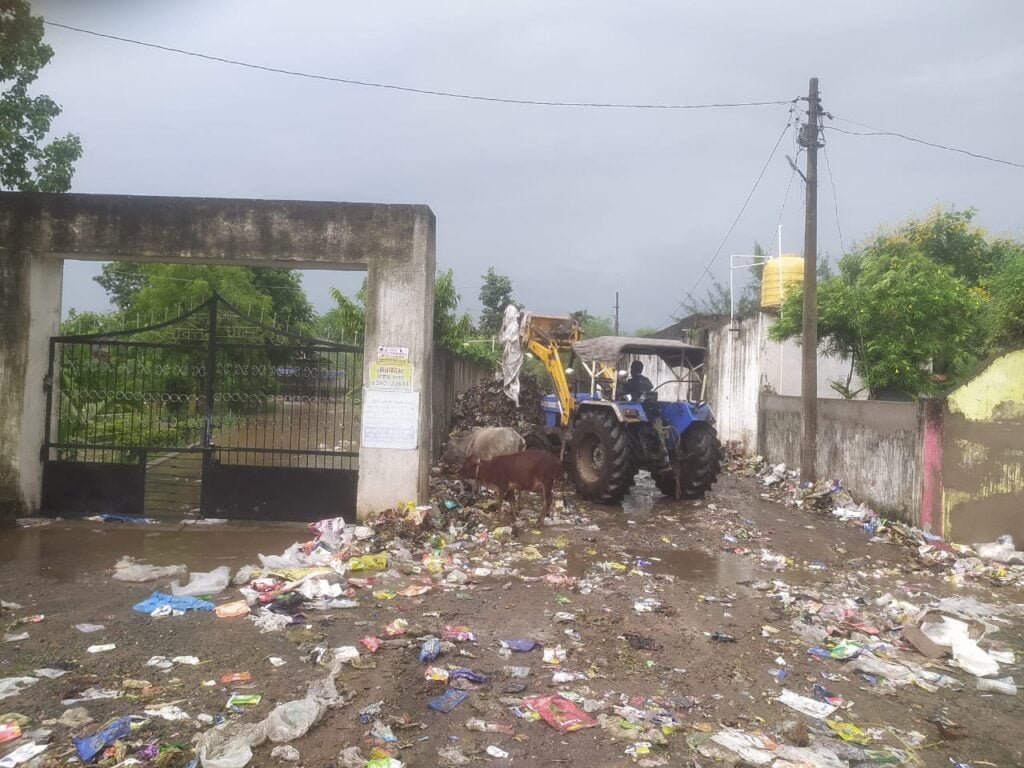 स्वच्छ हो गया शक्ति का मुक्तिधाम-- <em>कचरा डंपिंग मामले में जन भावनाओं को देखते हुए नगर पालिका की त्वरित पहल-- 13 सितंबर को दोपहर से नगर पालिका ने युद्ध स्तर पर मुक्तिधाम में चलाया स्वच्छता अभियान</em>, नागरिकों ने कहा-- हम भी निरंतर जाकर करेंगे स्वच्छता का अभियान, मुख्य नगर पालिका अधिकारी संजय सिंह के निर्देशन में घंटो तक चले अभियान के बाद साफ- सुथरा हो गया मुक्तिधाम परिसर kshititech