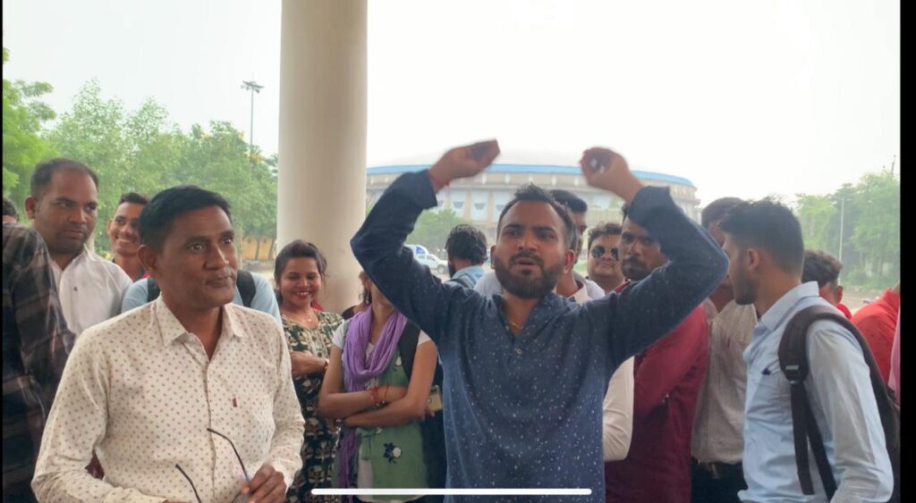 <em>मामला 102 महतारी एक्सप्रेस का-नर्सिंग यूनियन प्रदेश अध्यक्ष त्रिपाठी ने किया आउटसोर्सिंग,ठेका कंपनी कैम्पस कंपनी एवं भर्ती का विरोध,स्वास्थ्य मंत्री सिंहदेव ने कहा-हमारी कोई जिम्मेदारी नही</em>, कांग्रेस सरकार ने वादा किया था कि आउटसोर्सिंग प्रथा बंद करेंगे kshititech