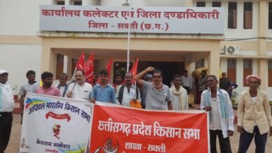 <em>केंद्र की सरकार किसानों की संपूर्ण उपज को समर्थन मूल्य में खरीदने की दे गारंटी एवं बनाये कानून--कामरेड अनिल शर्मा, कलेक्ट्रेट में सौपा गया ज्ञापन, कामरेड ने कहा- मोदी सरकार कर रही 15 महीने से हिल हवाला, सबरिया डेरा के रह वासियों को सरकार दे पट्टा</em> kshititech