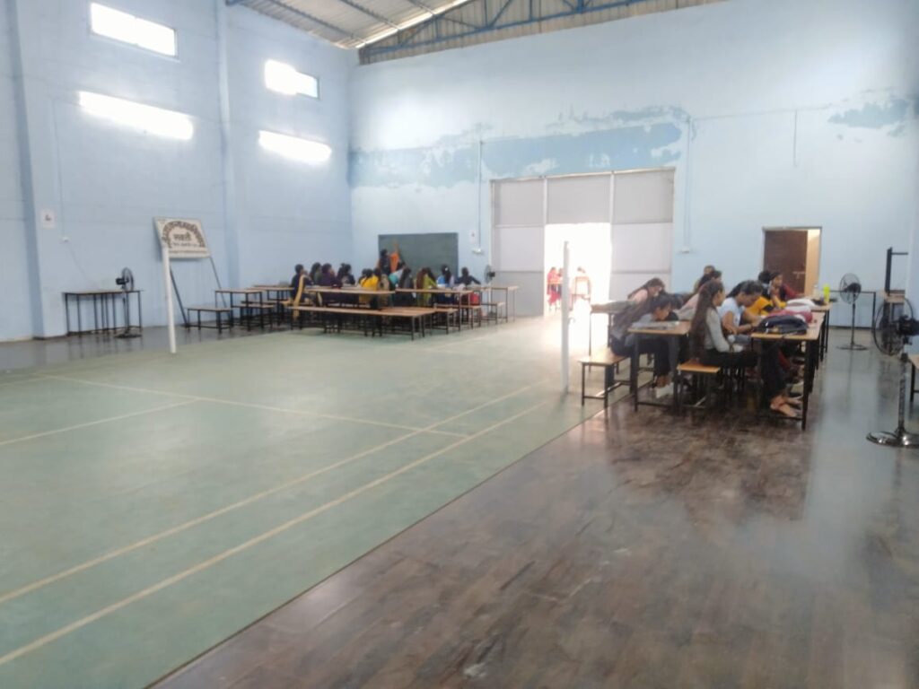संसाधनों की कमी से जूझ रहा शक्ति का नया सरकारी गर्ल्स कॉलेज-- <em>शक्ति का सरकारी गर्ल्स कॉलेज मैदान बरसात के पानी से हुआ लबालब-- संसाधनों की कमी से कैसे भविष्य गढ़ेगी छात्राएं, इनडोर स्टेडियम में ही संचालित हो रहा कॉलेज, 112 छात्राओं के बावजूद न हीं बैठने की व्यवस्था, न हीं पंखों की व्यवस्था</em> संसाधनों की कमी से जूझ रहा शक्ति का नया सरकारी गर्ल्स कॉलेज-- <em>शक्ति का सरकारी गर्ल्स कॉलेज मैदान बरसात के पानी से हुआ लबालब-- संसाधनों की कमी से कैसे भविष्य गढ़ेगी छात्राएं, इनडोर स्टेडियम में ही संचालित हो रहा कॉलेज, 112 छात्राओं के बावजूद न हीं बैठने की व्यवस्था, न हीं पंखों की व्यवस्था</em> kshititech