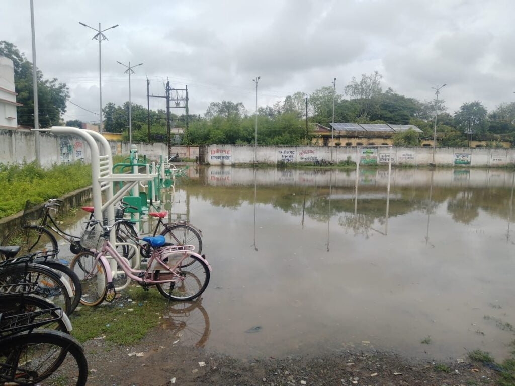संसाधनों की कमी से जूझ रहा शक्ति का नया सरकारी गर्ल्स कॉलेज-- <em>शक्ति का सरकारी गर्ल्स कॉलेज मैदान बरसात के पानी से हुआ लबालब-- संसाधनों की कमी से कैसे भविष्य गढ़ेगी छात्राएं, इनडोर स्टेडियम में ही संचालित हो रहा कॉलेज, 112 छात्राओं के बावजूद न हीं बैठने की व्यवस्था, न हीं पंखों की व्यवस्था</em> संसाधनों की कमी से जूझ रहा शक्ति का नया सरकारी गर्ल्स कॉलेज-- <em>शक्ति का सरकारी गर्ल्स कॉलेज मैदान बरसात के पानी से हुआ लबालब-- संसाधनों की कमी से कैसे भविष्य गढ़ेगी छात्राएं, इनडोर स्टेडियम में ही संचालित हो रहा कॉलेज, 112 छात्राओं के बावजूद न हीं बैठने की व्यवस्था, न हीं पंखों की व्यवस्था</em> kshititech