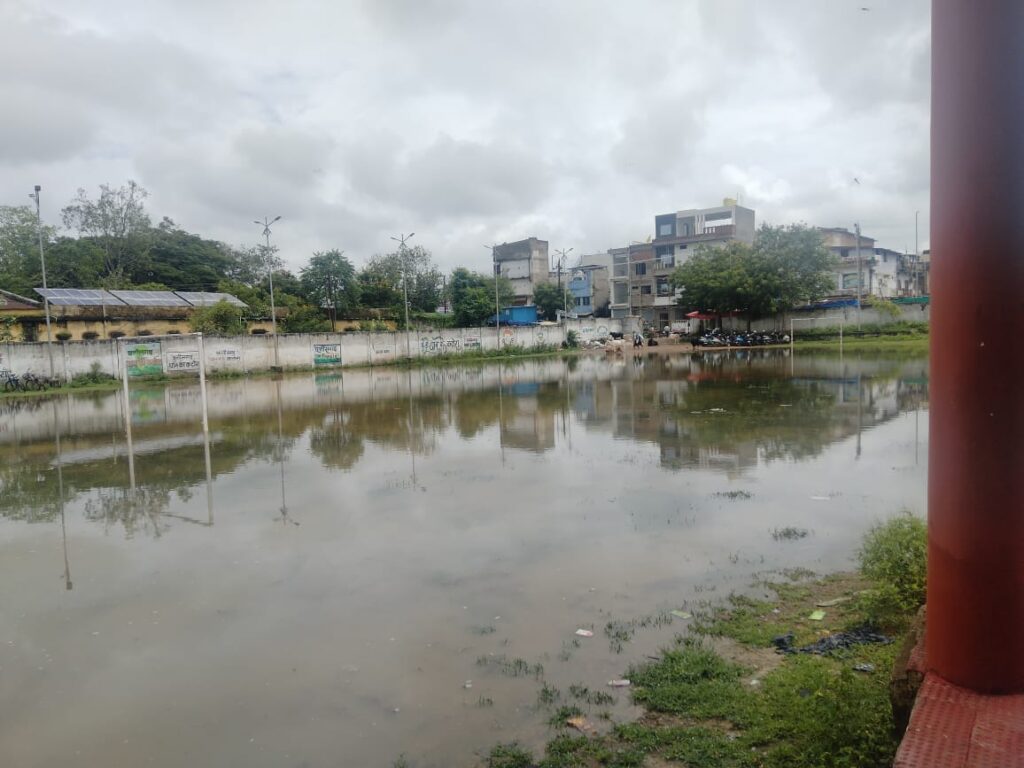 संसाधनों की कमी से जूझ रहा शक्ति का नया सरकारी गर्ल्स कॉलेज-- <em>शक्ति का सरकारी गर्ल्स कॉलेज मैदान बरसात के पानी से हुआ लबालब-- संसाधनों की कमी से कैसे भविष्य गढ़ेगी छात्राएं, इनडोर स्टेडियम में ही संचालित हो रहा कॉलेज, 112 छात्राओं के बावजूद न हीं बैठने की व्यवस्था, न हीं पंखों की व्यवस्था</em> संसाधनों की कमी से जूझ रहा शक्ति का नया सरकारी गर्ल्स कॉलेज-- <em>शक्ति का सरकारी गर्ल्स कॉलेज मैदान बरसात के पानी से हुआ लबालब-- संसाधनों की कमी से कैसे भविष्य गढ़ेगी छात्राएं, इनडोर स्टेडियम में ही संचालित हो रहा कॉलेज, 112 छात्राओं के बावजूद न हीं बैठने की व्यवस्था, न हीं पंखों की व्यवस्था</em> kshititech