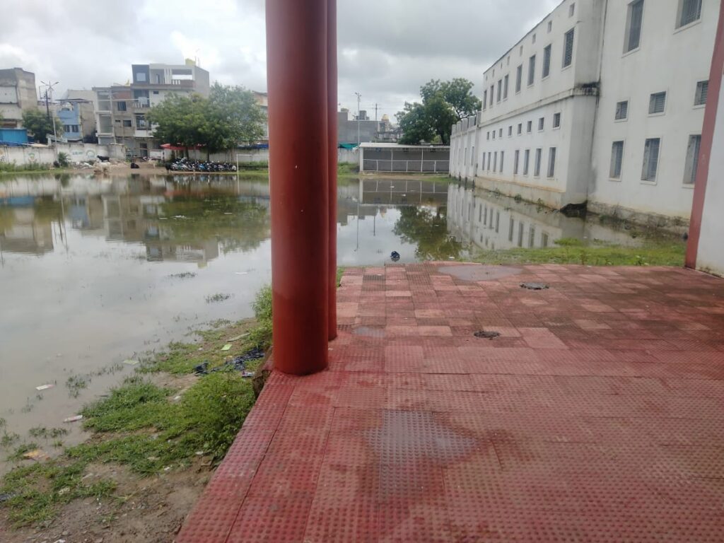 संसाधनों की कमी से जूझ रहा शक्ति का नया सरकारी गर्ल्स कॉलेज-- <em>शक्ति का सरकारी गर्ल्स कॉलेज मैदान बरसात के पानी से हुआ लबालब-- संसाधनों की कमी से कैसे भविष्य गढ़ेगी छात्राएं, इनडोर स्टेडियम में ही संचालित हो रहा कॉलेज, 112 छात्राओं के बावजूद न हीं बैठने की व्यवस्था, न हीं पंखों की व्यवस्था</em> संसाधनों की कमी से जूझ रहा शक्ति का नया सरकारी गर्ल्स कॉलेज-- <em>शक्ति का सरकारी गर्ल्स कॉलेज मैदान बरसात के पानी से हुआ लबालब-- संसाधनों की कमी से कैसे भविष्य गढ़ेगी छात्राएं, इनडोर स्टेडियम में ही संचालित हो रहा कॉलेज, 112 छात्राओं के बावजूद न हीं बैठने की व्यवस्था, न हीं पंखों की व्यवस्था</em> kshititech
