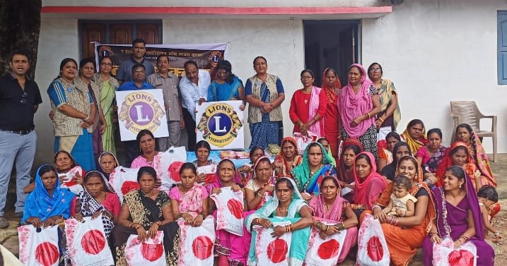 <em>तीजा पूर्व लायन्स क्लब की रचनात्मक पहल-- लायंस क्लब जांजगीर द्वारा इंदिरा नगर में 51 महिलाओं को साड़ी,सुहाग सामग्री एवं मिष्ठान का किया गया वितरण</em>, महिलाओं के प्रमुख धार्मिक पर्व में है तीजा शामिल, लायन राजेश पालीवाल के नेतृत्व में हुआ वितरण का कार्यक्रम kshititech