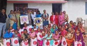 <em>तीजा पूर्व लायन्स क्लब की रचनात्मक पहल-- लायंस क्लब जांजगीर द्वारा इंदिरा नगर में 51 महिलाओं को साड़ी,सुहाग सामग्री एवं मिष्ठान का किया गया वितरण</em>, महिलाओं के प्रमुख धार्मिक पर्व में है तीजा शामिल, लायन राजेश पालीवाल के नेतृत्व में हुआ वितरण का कार्यक्रम kshititech