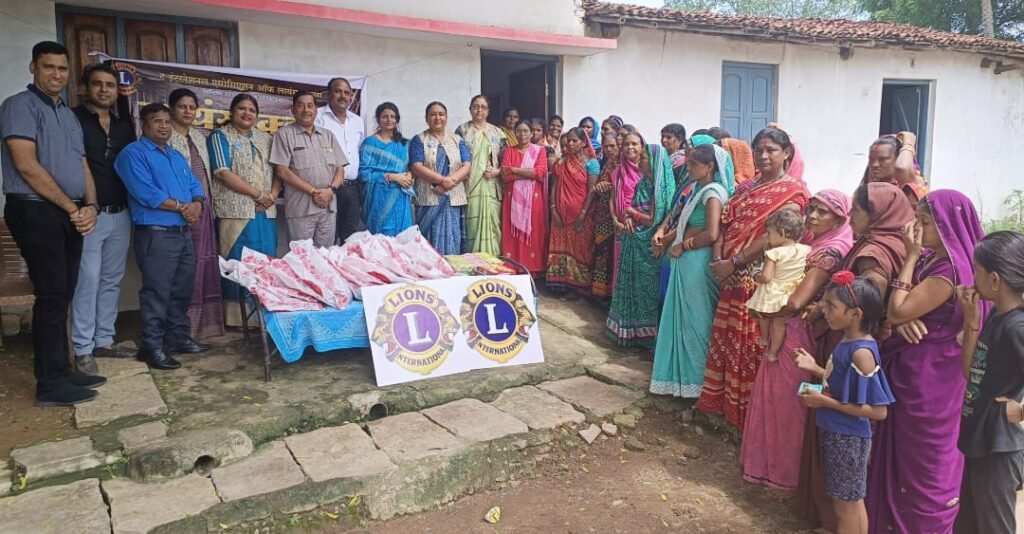 <em>तीजा पूर्व लायन्स क्लब की रचनात्मक पहल-- लायंस क्लब जांजगीर द्वारा इंदिरा नगर में 51 महिलाओं को साड़ी,सुहाग सामग्री एवं मिष्ठान का किया गया वितरण</em>, महिलाओं के प्रमुख धार्मिक पर्व में है तीजा शामिल, लायन राजेश पालीवाल के नेतृत्व में हुआ वितरण का कार्यक्रम kshititech