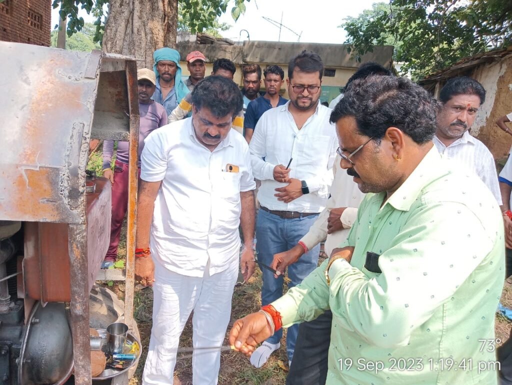 शक्ति मंडी क्षेत्र में हो रहे ढेरो विकास कार्य--<em>मंडी अध्यक्ष रूपनारायण साहू ने किया 11 लाख की लागत से बनने वाली सीसी रोड का भूमिपूजन, जिला प्रतिनिधि गुलजार सिंह के प्रयासों से विधानसभा अध्यक्ष महंत ने दिलवाई स्वीकृति</em>, मंडी अध्यक्ष ने कहा-- पहले लोगों ने नहीं देखा मंडी बोर्ड से इतना अधिक निर्माण कार्य kshititech