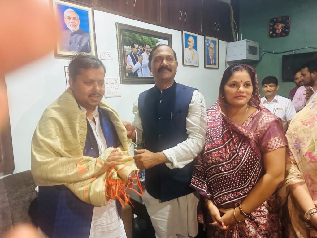 <em>कृष्णकांत चंद्रा का बढ़ता जनाधार-- बिहार सरकार के पूर्व मंत्री नितिन नवीन ,फिल्म स्टार अनुज एवं सतनामी समाज के धर्मगुरु खुशवंत साहेब पहुंचे भाजपा जिला अध्यक्ष चंद्रा के निवास पर,कृष्णकांत चंद्रा ने किया शाल श्रीफल से सम्मान,जै</em>जैपुर विधानसभा क्षेत्र से सशक्त प्रत्याशी के रूप में हो रही है कृष्णकांत की दावेदारी, सबपत्नीक के के चंद्रा ने किया अतिथियों का सम्मान <em>कृष्णकांत चंद्रा का बढ़ता जनाधार-- बिहार सरकार के पूर्व मंत्री नितिन नवीन ,फिल्म स्टार अनुज एवं सतनामी समाज के धर्मगुरु खुशवंत साहेब पहुंचे भाजपा जिला अध्यक्ष चंद्रा के निवास पर,कृष्णकांत चंद्रा ने किया शाल श्रीफल से सम्मान,जै</em>जैपुर विधानसभा क्षेत्र से सशक्त प्रत्याशी के रूप में हो रही है कृष्णकांत की दावेदारी, सबपत्नीक के के चंद्रा ने किया अतिथियों का सम्मान kshititech