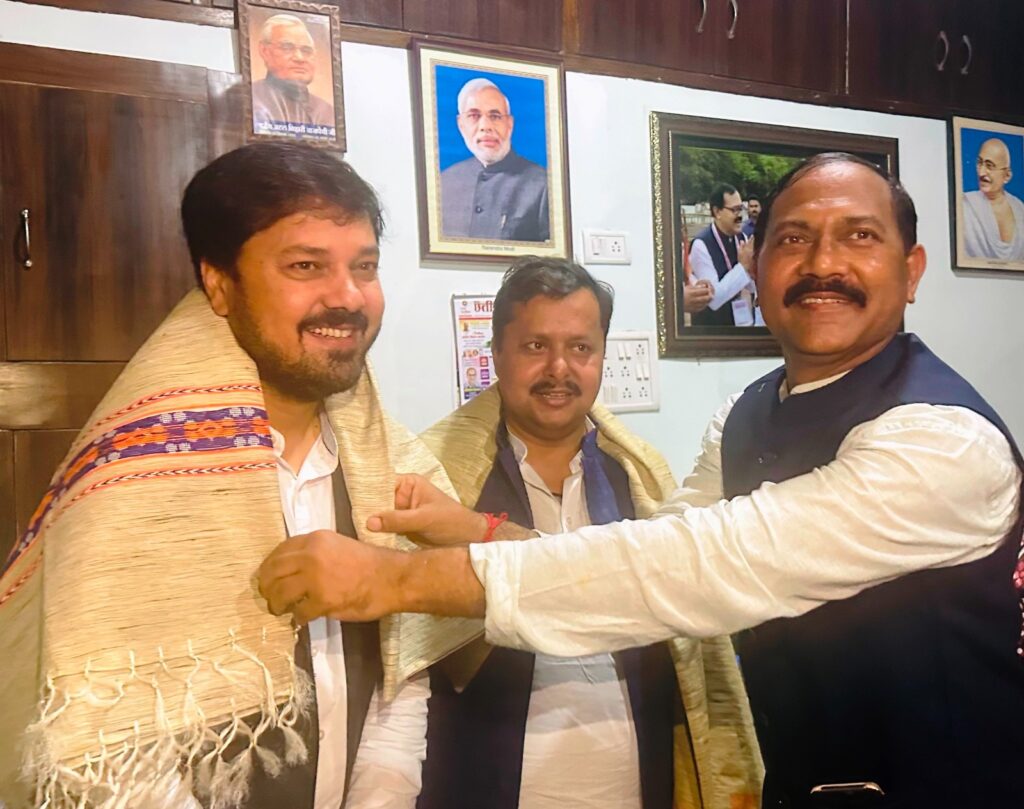 <em>कृष्णकांत चंद्रा का बढ़ता जनाधार-- बिहार सरकार के पूर्व मंत्री नितिन नवीन ,फिल्म स्टार अनुज एवं सतनामी समाज के धर्मगुरु खुशवंत साहेब पहुंचे भाजपा जिला अध्यक्ष चंद्रा के निवास पर,कृष्णकांत चंद्रा ने किया शाल श्रीफल से सम्मान,जै</em>जैपुर विधानसभा क्षेत्र से सशक्त प्रत्याशी के रूप में हो रही है कृष्णकांत की दावेदारी, सबपत्नीक के के चंद्रा ने किया अतिथियों का सम्मान <em>कृष्णकांत चंद्रा का बढ़ता जनाधार-- बिहार सरकार के पूर्व मंत्री नितिन नवीन ,फिल्म स्टार अनुज एवं सतनामी समाज के धर्मगुरु खुशवंत साहेब पहुंचे भाजपा जिला अध्यक्ष चंद्रा के निवास पर,कृष्णकांत चंद्रा ने किया शाल श्रीफल से सम्मान,जै</em>जैपुर विधानसभा क्षेत्र से सशक्त प्रत्याशी के रूप में हो रही है कृष्णकांत की दावेदारी, सबपत्नीक के के चंद्रा ने किया अतिथियों का सम्मान kshititech