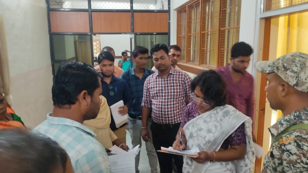 <em>IAS नूपुर के काम करने का जुनून--घंटो खड़े-खड़े ही कतारों में लगे लोगों से जनदर्शन के माध्यम से सुनती समस्याएं,त्वरित निराकरण की दिशा में नूपुर का सराहनीय प्रयास, जनदर्शन में पहुंचे बुजुर्ग देते हैं नूपुर को आशीर्वाद, तो वहीं बूढ़ी माताएं भी देती है उन्हें दुआएं</em> kshititech