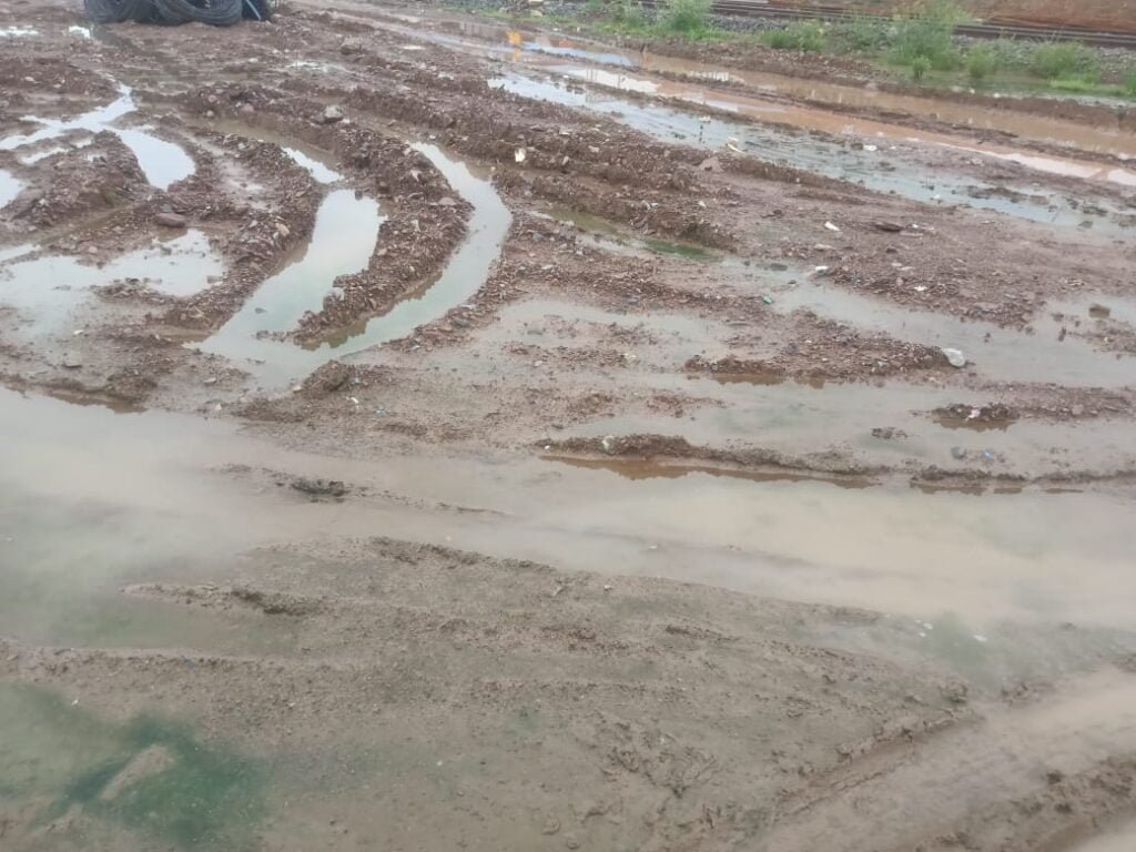 <em>65 परिवारों ने सड़क एवं नाली की दुर्दशा को लेकर कलेक्टर को सौपा ज्ञापन, आज पर्यंत तक नहीं हो पाई कोई कार्रवाई,नागरिकों का कहना उनके वार्ड में ना ही सड़क है, ना ही नाली, बरसात में कैसे करें आना-जाना</em>,बदतर स्थिति में जीवन यापन कर रहे हैं नागरिक kshititech