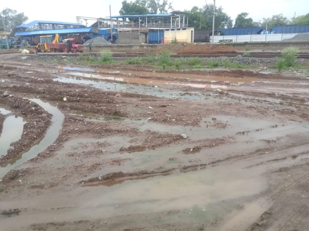 <em>65 परिवारों ने सड़क एवं नाली की दुर्दशा को लेकर कलेक्टर को सौपा ज्ञापन, आज पर्यंत तक नहीं हो पाई कोई कार्रवाई,नागरिकों का कहना उनके वार्ड में ना ही सड़क है, ना ही नाली, बरसात में कैसे करें आना-जाना</em>,बदतर स्थिति में जीवन यापन कर रहे हैं नागरिक kshititech