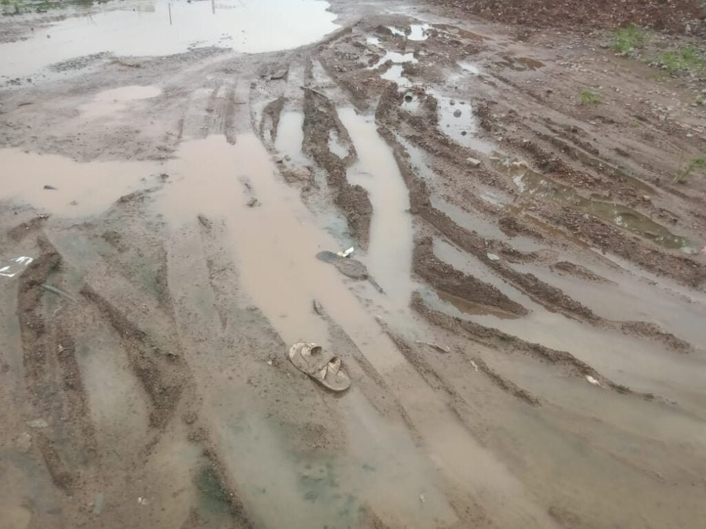 <em>65 परिवारों ने सड़क एवं नाली की दुर्दशा को लेकर कलेक्टर को सौपा ज्ञापन, आज पर्यंत तक नहीं हो पाई कोई कार्रवाई,नागरिकों का कहना उनके वार्ड में ना ही सड़क है, ना ही नाली, बरसात में कैसे करें आना-जाना</em>,बदतर स्थिति में जीवन यापन कर रहे हैं नागरिक kshititech