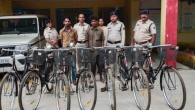 <em>स्कूली छात्राओं की सरकारी साइकिलों को भी नहीं छोड़ रहे शातिर चोर, पुलिस ने किया साइकिलो के साथ चोरों को गिरफ्तार</em> kshititech