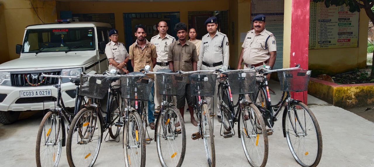 <em>स्कूली छात्राओं की सरकारी साइकिलों को भी नहीं छोड़ रहे शातिर चोर, पुलिस ने किया साइकिलो के साथ चोरों को गिरफ्तार</em> kshititech