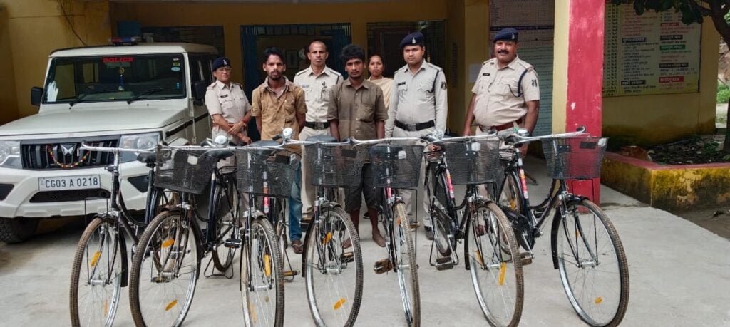<em>स्कूली छात्राओं की सरकारी साइकिलों को भी नहीं छोड़ रहे शातिर चोर, पुलिस ने किया साइकिलो के साथ चोरों को गिरफ्तार</em> kshititech
