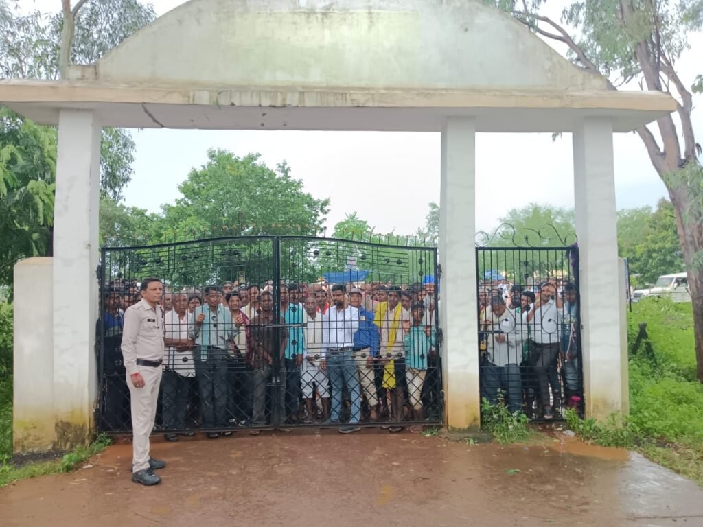 <em>सामाजिक मांगों को लेकर जिला कलेक्ट्रेट कार्यालय के सामने हुआ धरना- प्रदर्शन, सौपा गया ज्ञापन, कॉमरेड अनिल शर्मा भी उतरे समर्थन में</em> kshititech