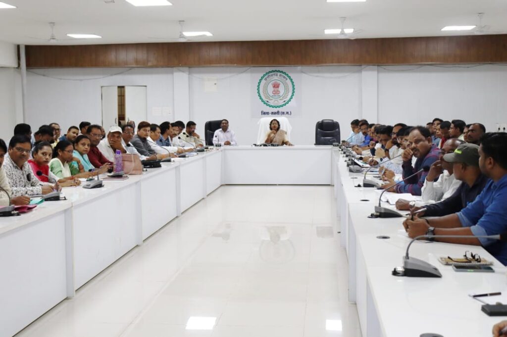 <em>शक्ति जिले की </em>10 <em>खबरें फटाफट एक साथ--कलेक्टर ने कर दिया डभरा के अनिल चंद्रा को जिला बदर, जनदर्शन में सुनी नूपुर ने समस्याएं, मतदान प्रक्रिया को लेकर अधिकारियों को दिए निर्देश, गांधी जयंती पर जिले में रहेगा शुष्क दिवस- नहीं होगी शराब की बिक्री, स्कूलों का नूपुर ने स्वयं पहुंचकर किया मूल्यांकन निरीक्षण, शक्ति जिले के अरबो रुपए के नए निर्माण कार्यो का हुआ फिर से भूमिपूजन-लोकार्पण</em> <em>शक्ति जिले की </em>10 <em>खबरें फटाफट एक साथ--कलेक्टर ने कर दिया डभरा के अनिल चंद्रा को जिला बदर, जनदर्शन में सुनी नूपुर ने समस्याएं, मतदान प्रक्रिया को लेकर अधिकारियों को दिए निर्देश, गांधी जयंती पर जिले में रहेगा शुष्क दिवस- नहीं होगी शराब की बिक्री, स्कूलों का नूपुर ने स्वयं पहुंचकर किया मूल्यांकन निरीक्षण, शक्ति जिले के अरबो रुपए के नए निर्माण कार्यो का हुआ फिर से भूमिपूजन-लोकार्पण</em> kshititech