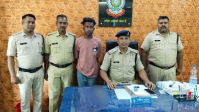 <em>गणेश विसर्जन को लेकर हुए कोहड़िया मर्डर मामले में मुख्य आरोपी गिरफ्तार,आरोपी से घटना में प्रयुक्त धारदार चाकू किया गया जप्त,घटना के 24 घण्टे के भीतर धर दबोचा गया आरोपी, वैधानिक कार्यवाही बाद किया गया जिला जेल दाखिल,कोरबा पुलिस की त्वरित कार्यवाही,चौकी प्रभारी नवीन पटेल की तत्परता पूर्ण कार्रवाई</em> kshititech