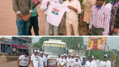 <em>राजीव युवा मितान सम्मेलन में शामिल होने नगर पंचायत अड़भार के रवाना हुए सैकड़ो की संख्या में कार्यकर्ता, विधायक प्रतिनिधि ज्योतिष गर्ग ने टोपी एवं टी-शर्ट देकर किया कार्यकर्ताओं को रवाना</em>, ज्योतिष ने कहा-- छत्तीसगढ़ के पावन धरा पर राहुल जी का है अभिनंदन kshititech