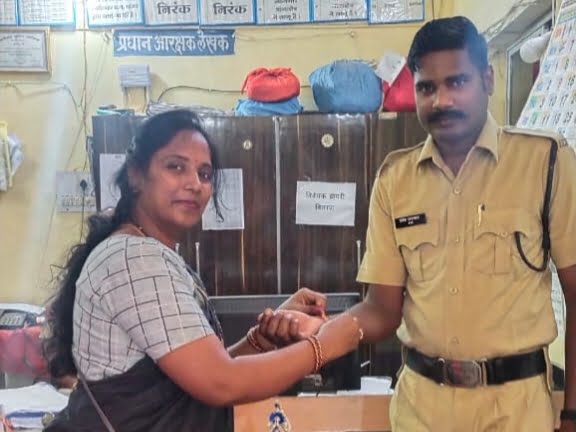 बहनों ने पुलिस थाने में मनाया रक्षाबंधन का पर्व-- <em>अखिल भारतीय मारवाड़ी महिला सम्मेलन नैला- जांजगीर शाखा ने रक्षाबंधन पर्व पर पुलिस के भाइयों को बांधी राखी, खिलाई मिठाइयां, रेखा अग्रवाल ने कहा- कोरोना कल में भी पुलिस की सेवाएं हम सभी के लिए अविस्मरणीय</em>, पुलिस के भाइयों ने भी करी बहनों की लंबी उम्र की कामना बहनों ने पुलिस थाने में मनाया रक्षाबंधन का पर्व-- <em>अखिल भारतीय मारवाड़ी महिला सम्मेलन नैला- जांजगीर शाखा ने रक्षाबंधन पर्व पर पुलिस के भाइयों को बांधी राखी, खिलाई मिठाइयां, रेखा अग्रवाल ने कहा- कोरोना कल में भी पुलिस की सेवाएं हम सभी के लिए अविस्मरणीय</em>, पुलिस के भाइयों ने भी करी बहनों की लंबी उम्र की कामना kshititech