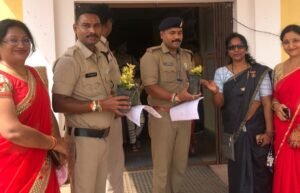 बहनों ने पुलिस थाने में मनाया रक्षाबंधन का पर्व-- <em>अखिल भारतीय मारवाड़ी महिला सम्मेलन नैला- जांजगीर शाखा ने रक्षाबंधन पर्व पर पुलिस के भाइयों को बांधी राखी, खिलाई मिठाइयां, रेखा अग्रवाल ने कहा- कोरोना कल में भी पुलिस की सेवाएं हम सभी के लिए अविस्मरणीय</em>, पुलिस के भाइयों ने भी करी बहनों की लंबी उम्र की कामना बहनों ने पुलिस थाने में मनाया रक्षाबंधन का पर्व-- <em>अखिल भारतीय मारवाड़ी महिला सम्मेलन नैला- जांजगीर शाखा ने रक्षाबंधन पर्व पर पुलिस के भाइयों को बांधी राखी, खिलाई मिठाइयां, रेखा अग्रवाल ने कहा- कोरोना कल में भी पुलिस की सेवाएं हम सभी के लिए अविस्मरणीय</em>, पुलिस के भाइयों ने भी करी बहनों की लंबी उम्र की कामना kshititech