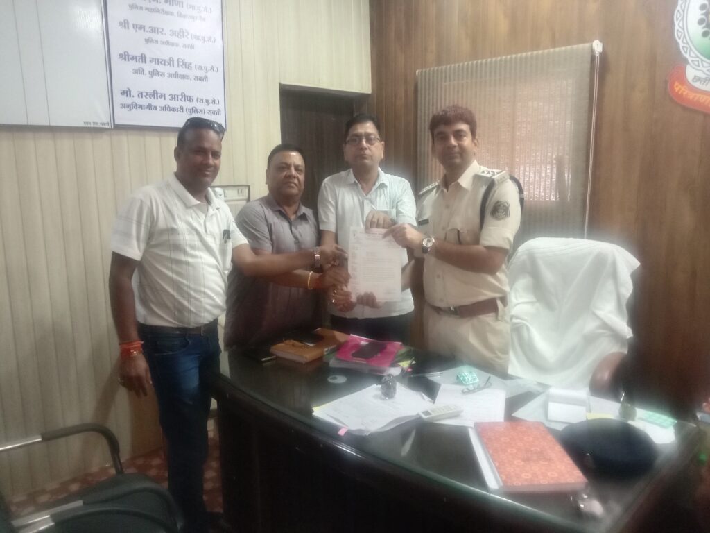 यूनियन मेंबर के खिलाफ थाने में रिपोर्ट, बौखलाए सदस्य पहुंचे थाने-- <em>जर्नलिस्ट वेलफेयर यूनियन जिला इकाई शक्ति के पदाधिकारी मिले शक्ति थाना टीआई से, राहुल मुद्दे पर दर्ज मामले की निष्पक्ष जांच कर रिपोर्ट निरस्त करने की करी मांग</em>, थाना प्रभारी ने किया आश्वस्त-- मामले की निष्पक्षता से होगी जांच यूनियन मेंबर के खिलाफ थाने में रिपोर्ट, बौखलाए सदस्य पहुंचे थाने-- <em>जर्नलिस्ट वेलफेयर यूनियन जिला इकाई शक्ति के पदाधिकारी मिले शक्ति थाना टीआई से, राहुल मुद्दे पर दर्ज मामले की निष्पक्ष जांच कर रिपोर्ट निरस्त करने की करी मांग</em>, थाना प्रभारी ने किया आश्वस्त-- मामले की निष्पक्षता से होगी जांच kshititech