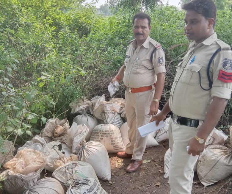 <em>महुआ शराब की भट्टी को शक्ति पुलिस ने किया नेस्तानाबूद, 500 लीटर से अधिक अवैध महुआ शराब हुई जप्त, शक्ति पुलिस की बड़ी कार्रवाई</em>, गांव में नदी के पास संचालित हो रही थी अवैध महुआ शराब की भट्टी,एसपी एवं एसडीओ पुलिस के मार्गदर्शन में टीआई विवेक शर्मा की छापामार करवाई <em>महुआ शराब की भट्टी को शक्ति पुलिस ने किया नेस्तानाबूद, 500 लीटर से अधिक अवैध महुआ शराब हुई जप्त, शक्ति पुलिस की बड़ी कार्रवाई</em>, गांव में नदी के पास संचालित हो रही थी अवैध महुआ शराब की भट्टी,एसपी एवं एसडीओ पुलिस के मार्गदर्शन में टीआई विवेक शर्मा की छापामार करवाई kshititech