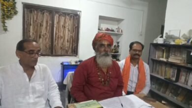 <em>विश्व हिंदू परिषद के संत पहुंचे शक्ति, उदय निधि स्टालिन के सनातन विरोधी बयान की करी निंदा, धर्माचार्य सर्वेश्वर दास ने कहा-- उदय निधि रहे संभल कर, अन्यथा उनकी भाषा में ही हम देंगे जवाब</em>, देश भर में संत समाज सहित लोग कर रहे मामले की निंदा kshititech