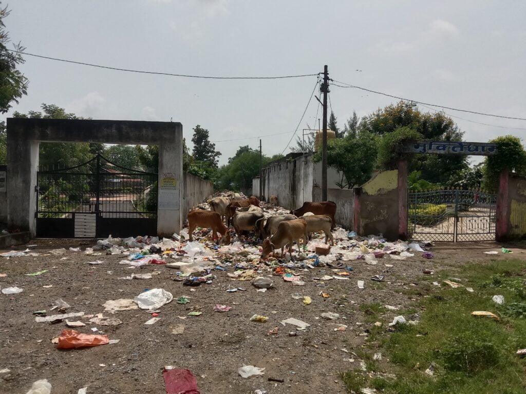 <em>शक्ति के प्रमुख समाजो के मुक्तिधामों को हटाने की साजिश या की लापरवाही-- नगर पालिका ने बना दिया कचरे का डंपिंग स्थल, वर्तमान स्थिति को देख आने वाले समय में अंतिम संस्कार करने में आ सकती है समस्याएं</em>, चंद्रपुर पदयात्रा सेवा समिति ने स्वच्छता को लेकर चलाया था मुक्तिधाम में अभियान, किंतु नगर पालिका ने बना दिया कचरे का ढेर <em>शक्ति के प्रमुख समाजो के मुक्तिधामों को हटाने की साजिश या की लापरवाही-- नगर पालिका ने बना दिया कचरे का डंपिंग स्थल, वर्तमान स्थिति को देख आने वाले समय में अंतिम संस्कार करने में आ सकती है समस्याएं</em>, चंद्रपुर पदयात्रा सेवा समिति ने स्वच्छता को लेकर चलाया था मुक्तिधाम में अभियान, किंतु नगर पालिका ने बना दिया कचरे का ढेर kshititech