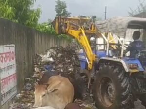 स्वच्छ हो गया शक्ति का मुक्तिधाम-- <em>कचरा डंपिंग मामले में जन भावनाओं को देखते हुए नगर पालिका की त्वरित पहल-- 13 सितंबर को दोपहर से नगर पालिका ने युद्ध स्तर पर मुक्तिधाम में चलाया स्वच्छता अभियान</em>, नागरिकों ने कहा-- हम भी निरंतर जाकर करेंगे स्वच्छता का अभियान, मुख्य नगर पालिका अधिकारी संजय सिंह के निर्देशन में घंटो तक चले अभियान के बाद साफ- सुथरा हो गया मुक्तिधाम परिसर kshititech