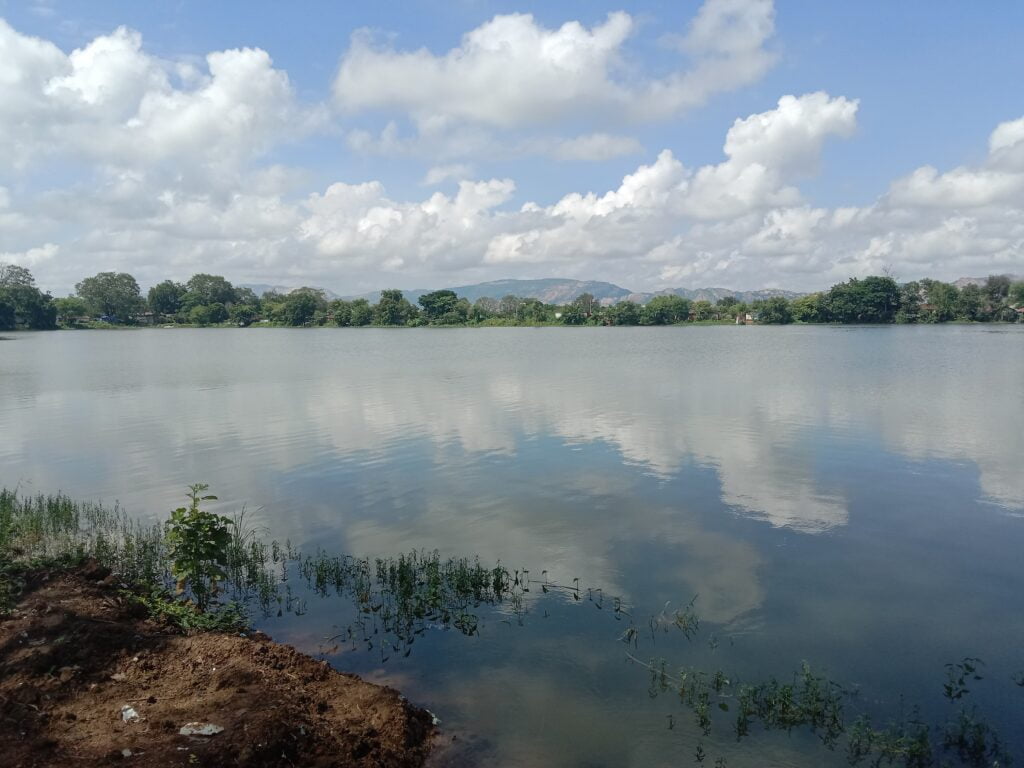नूपुर की मेहनत से संवर गया तालाब--<em>कलेक्टर नूपुर के प्रयासों से चांगोपारा के दुकाल सागर तालाब में भरा लबालब पानी, ग्रीष्म ऋतु में किया गया था जन भागीदारी से गहरीकरण का कार्य, नगर पालिका एवं मोहल्ले वासियों ने भी दिया था योगदान, क्षेत्रवासी कर रहे नूपुर के प्रयासों की प्रशंसा</em>, आईने की तरह तालाब के पानी में प्रतिबिंब आ रहा नजर नूपुर की मेहनत से संवर गया तालाब--<em>कलेक्टर नूपुर के प्रयासों से चांगोपारा के दुकाल सागर तालाब में भरा लबालब पानी, ग्रीष्म ऋतु में किया गया था जन भागीदारी से गहरीकरण का कार्य, नगर पालिका एवं मोहल्ले वासियों ने भी दिया था योगदान, क्षेत्रवासी कर रहे नूपुर के प्रयासों की प्रशंसा</em>, आईने की तरह तालाब के पानी में प्रतिबिंब आ रहा नजर kshititech