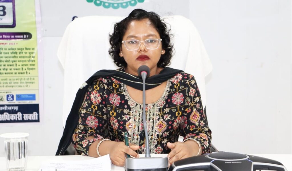 नूपुर की मेहनत से संवर गया तालाब--<em>कलेक्टर नूपुर के प्रयासों से चांगोपारा के दुकाल सागर तालाब में भरा लबालब पानी, ग्रीष्म ऋतु में किया गया था जन भागीदारी से गहरीकरण का कार्य, नगर पालिका एवं मोहल्ले वासियों ने भी दिया था योगदान, क्षेत्रवासी कर रहे नूपुर के प्रयासों की प्रशंसा</em>, आईने की तरह तालाब के पानी में प्रतिबिंब आ रहा नजर नूपुर की मेहनत से संवर गया तालाब--<em>कलेक्टर नूपुर के प्रयासों से चांगोपारा के दुकाल सागर तालाब में भरा लबालब पानी, ग्रीष्म ऋतु में किया गया था जन भागीदारी से गहरीकरण का कार्य, नगर पालिका एवं मोहल्ले वासियों ने भी दिया था योगदान, क्षेत्रवासी कर रहे नूपुर के प्रयासों की प्रशंसा</em>, आईने की तरह तालाब के पानी में प्रतिबिंब आ रहा नजर kshititech