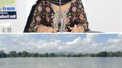 नूपुर की मेहनत से संवर गया तालाब--<em>कलेक्टर नूपुर के प्रयासों से चांगोपारा के दुकाल सागर तालाब में भरा लबालब पानी, ग्रीष्म ऋतु में किया गया था जन भागीदारी से गहरीकरण का कार्य, नगर पालिका एवं मोहल्ले वासियों ने भी दिया था योगदान, क्षेत्रवासी कर रहे नूपुर के प्रयासों की प्रशंसा</em>, आईने की तरह तालाब के पानी में प्रतिबिंब आ रहा नजर kshititech