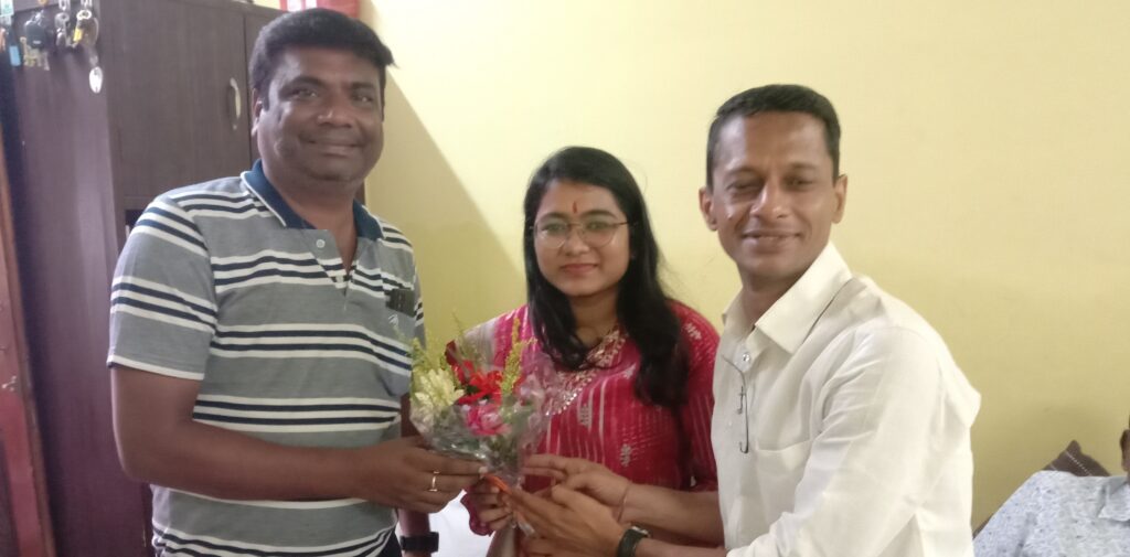 <em>शक्ति पहुंची पीएससी टॉपर सारिका मित्तल का हुआ जोरदार स्वागत, ननिहाल परिवार ने फूलों की वर्षा कर बिटिया का किया अभिनंदन, सारिका ने कहा- सभी के स्नेह-आशीर्वाद से ही मिली यह सफलता</em>, शक्ति के प्रतिष्ठित खरकिया परिवार की नतनिन है सारिका kshititech