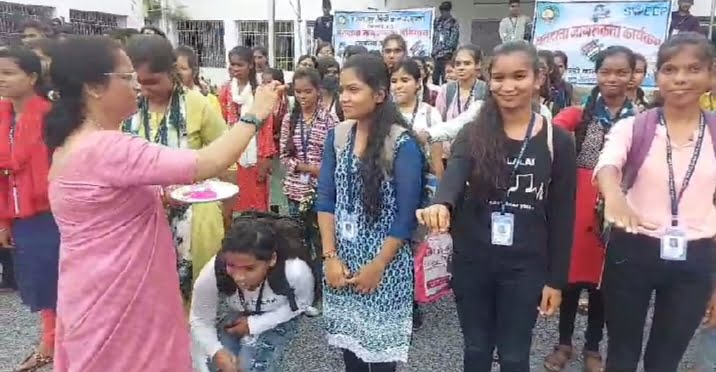 <em>मतदान जागरूकता को लेकर महाविद्यालय की सक्रियता-- सक्ति के जे.एल. एन. डिग्री कालेज सक्ती में स्वीप मतदाता जागरुकता के तहत हो रहे विभिन्न साप्ताहिक कार्यक्रम, महाविद्यालय द्वारा निकाली गई रैली, प्राचार्य डॉक्टर शालू पाहवा ने संकल्प लेकर सभी को दिलाई मतदान जागरूकता की शपथ</em>, प्राचार्य ने नव मतदाताओं का स्वयं किया तिलक लगाकर अभिनंदन <em>मतदान जागरूकता को लेकर महाविद्यालय की सक्रियता-- सक्ति के जे.एल. एन. डिग्री कालेज सक्ती में स्वीप मतदाता जागरुकता के तहत हो रहे विभिन्न साप्ताहिक कार्यक्रम, महाविद्यालय द्वारा निकाली गई रैली, प्राचार्य डॉक्टर शालू पाहवा ने संकल्प लेकर सभी को दिलाई मतदान जागरूकता की शपथ</em>, प्राचार्य ने नव मतदाताओं का स्वयं किया तिलक लगाकर अभिनंदन kshititech