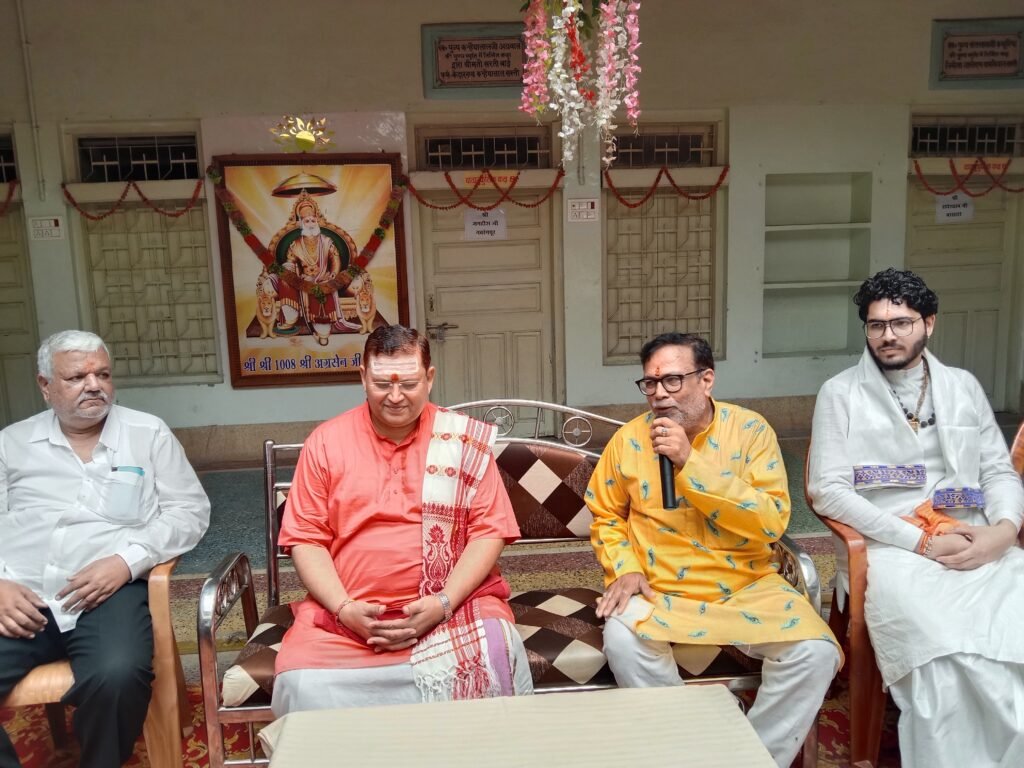 <em>पत्रकारिता के साथ ही साइंस के विद्यार्थी होने के बावजूद धर्म का रास्ता अपनाया अतुल कृष्ण भारद्वाज जी ने, शक्ति में चल रही दुबलधनिया परिवार के कथा वाचक परम पूज्य अतुल कृष्ण भारद्वाज जी की पत्रकार वार्ता, 2024 में मोदी फिर से बनेंगे प्रधानमंत्री, हिंदू राष्ट्र अवश्य बनना चाहिए</em> kshititech