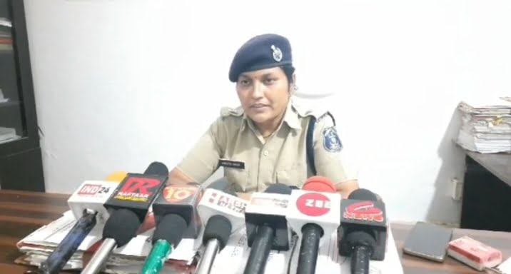 <em>डभरा पुलिस टीआई नरेंद्र यादव की सक्रियता से इंडेन गैस एजेंसी के कर्मचारी से हुई लूट के मामले में त्वरित करवाई, आरोपी गिरफ्तार, नगद रकम भी पुलिस ने करी जब्त, टी की सक्रियता से अपराधों में लग रहा लगाम अपराधियों में दशहत, एडिशनल एसपी ने प्रेस वार्ता में दी जानकारी, टी नरेंद्र यादव ने कहा-- अपराधों पर अंकुश लगाना पुलिस का पहला कर्तव्य</em> Console Corptech