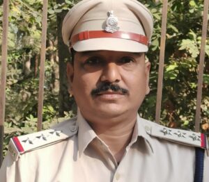 <em>डभरा पुलिस टीआई नरेंद्र यादव की सक्रियता से इंडेन गैस एजेंसी के कर्मचारी से हुई लूट के मामले में त्वरित करवाई, आरोपी गिरफ्तार, नगद रकम भी पुलिस ने करी जब्त, टी की सक्रियता से अपराधों में लग रहा लगाम अपराधियों में दशहत, एडिशनल एसपी ने प्रेस वार्ता में दी जानकारी, टी नरेंद्र यादव ने कहा-- अपराधों पर अंकुश लगाना पुलिस का पहला कर्तव्य</em> Console Corptech