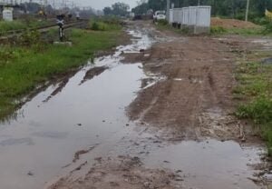 <em>65 परिवारों ने सड़क एवं नाली की दुर्दशा को लेकर कलेक्टर को सौपा ज्ञापन, आज पर्यंत तक नहीं हो पाई कोई कार्रवाई,नागरिकों का कहना उनके वार्ड में ना ही सड़क है, ना ही नाली, बरसात में कैसे करें आना-जाना</em>,बदतर स्थिति में जीवन यापन कर रहे हैं नागरिक kshititech