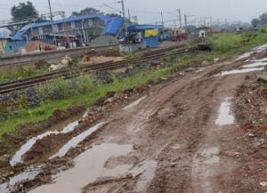 <em>65 परिवारों ने सड़क एवं नाली की दुर्दशा को लेकर कलेक्टर को सौपा ज्ञापन, आज पर्यंत तक नहीं हो पाई कोई कार्रवाई,नागरिकों का कहना उनके वार्ड में ना ही सड़क है, ना ही नाली, बरसात में कैसे करें आना-जाना</em>,बदतर स्थिति में जीवन यापन कर रहे हैं नागरिक kshititech