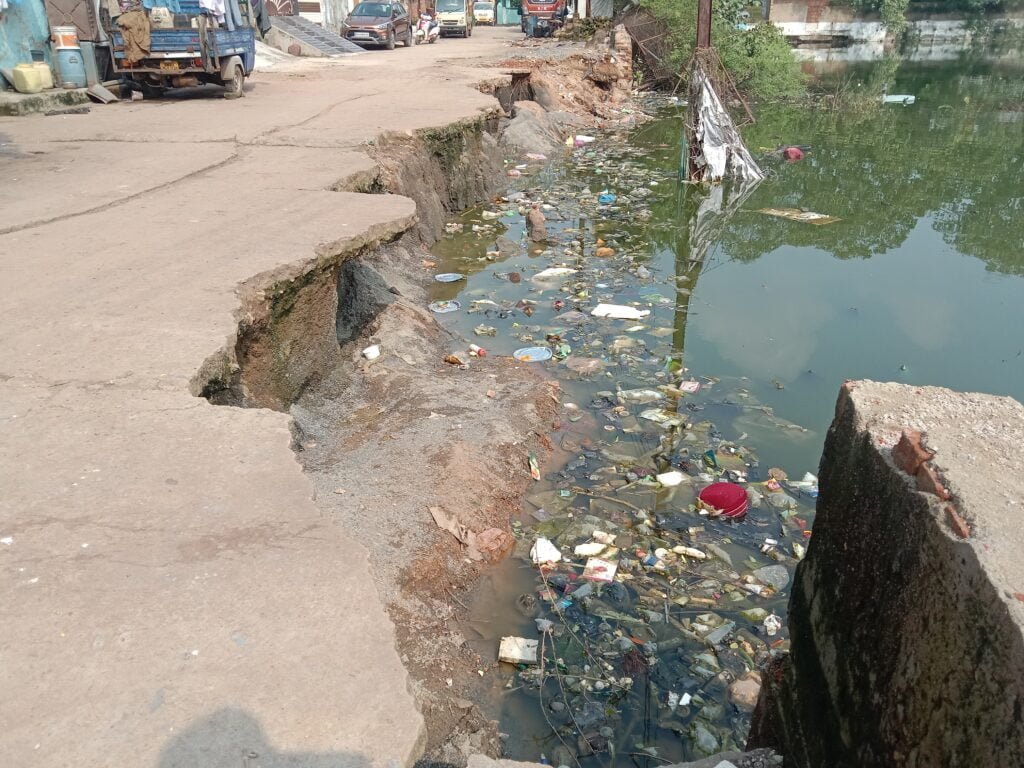 <em>सकती में नगर पालिका की बड़ी लापरवाही-- धंसक गया शक्ति के प्रसिद्ध दर्री तालाब का किनारा, नगर पालिका ने सुरक्षात्मक दृष्टि से नहीं किया कोई उपाय, बना हुआ है लोगों को खतरा,पिहरिद बोरवेल की घटना से भी सबक नहीं लिया प्रशासन ने,बहुत ही गहरा तालाब है दर्री तालाब</em> kshititech