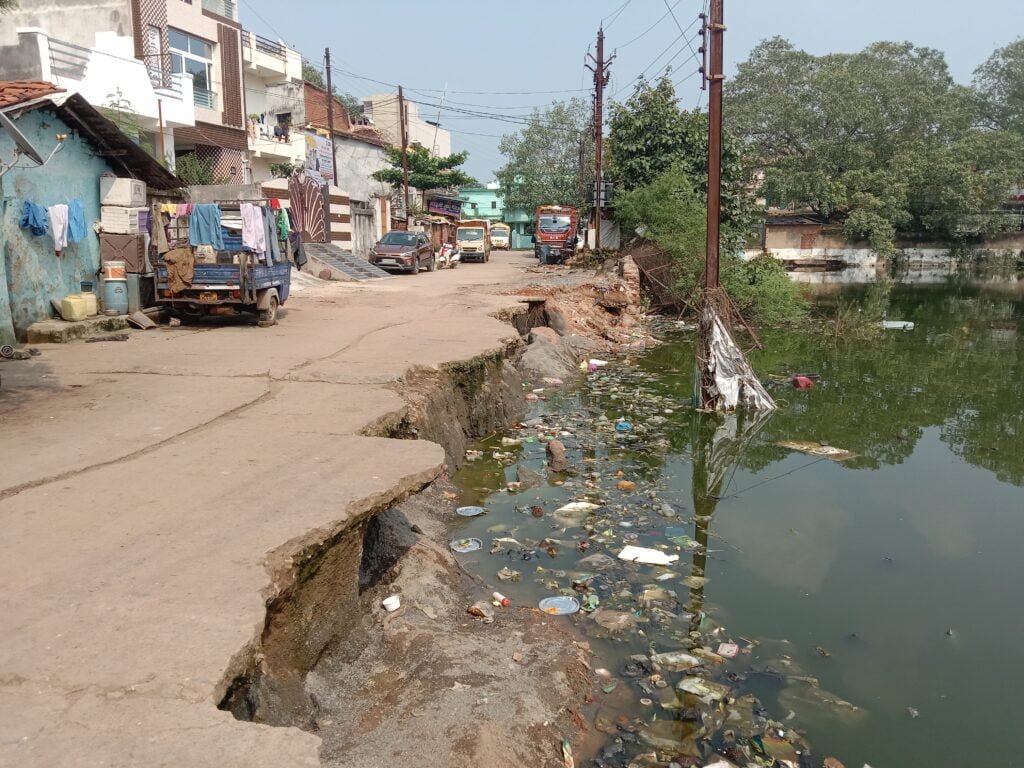 <em>सकती में नगर पालिका की बड़ी लापरवाही-- धंसक गया शक्ति के प्रसिद्ध दर्री तालाब का किनारा, नगर पालिका ने सुरक्षात्मक दृष्टि से नहीं किया कोई उपाय, बना हुआ है लोगों को खतरा,पिहरिद बोरवेल की घटना से भी सबक नहीं लिया प्रशासन ने,बहुत ही गहरा तालाब है दर्री तालाब</em> kshititech