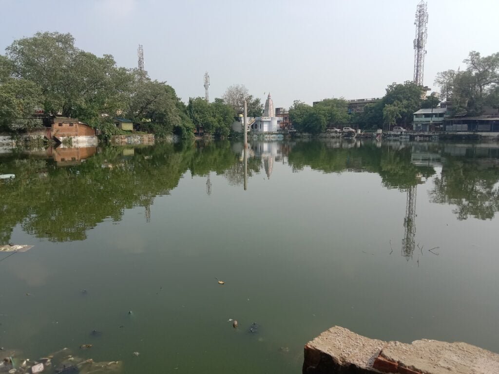 <em>सकती में नगर पालिका की बड़ी लापरवाही-- धंसक गया शक्ति के प्रसिद्ध दर्री तालाब का किनारा, नगर पालिका ने सुरक्षात्मक दृष्टि से नहीं किया कोई उपाय, बना हुआ है लोगों को खतरा,पिहरिद बोरवेल की घटना से भी सबक नहीं लिया प्रशासन ने,बहुत ही गहरा तालाब है दर्री तालाब</em> kshititech