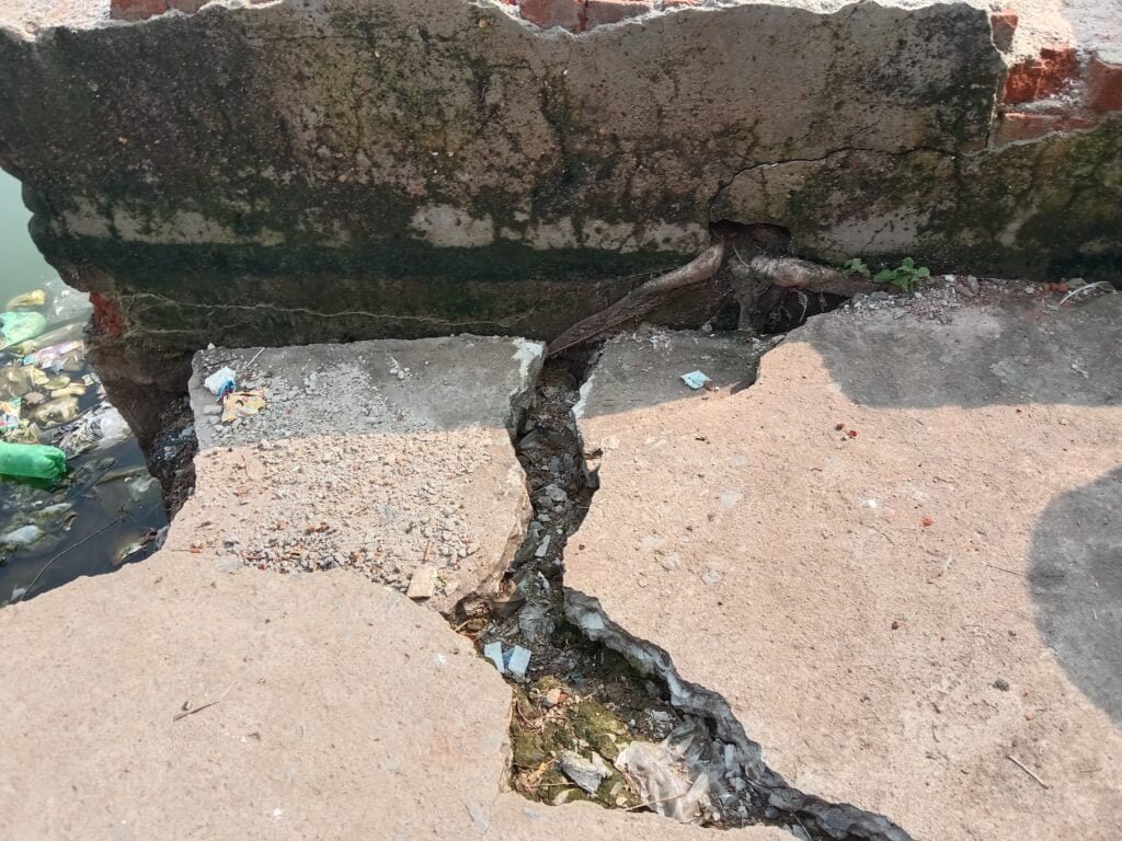 <em>सकती में नगर पालिका की बड़ी लापरवाही-- धंसक गया शक्ति के प्रसिद्ध दर्री तालाब का किनारा, नगर पालिका ने सुरक्षात्मक दृष्टि से नहीं किया कोई उपाय, बना हुआ है लोगों को खतरा,पिहरिद बोरवेल की घटना से भी सबक नहीं लिया प्रशासन ने,बहुत ही गहरा तालाब है दर्री तालाब</em> kshititech