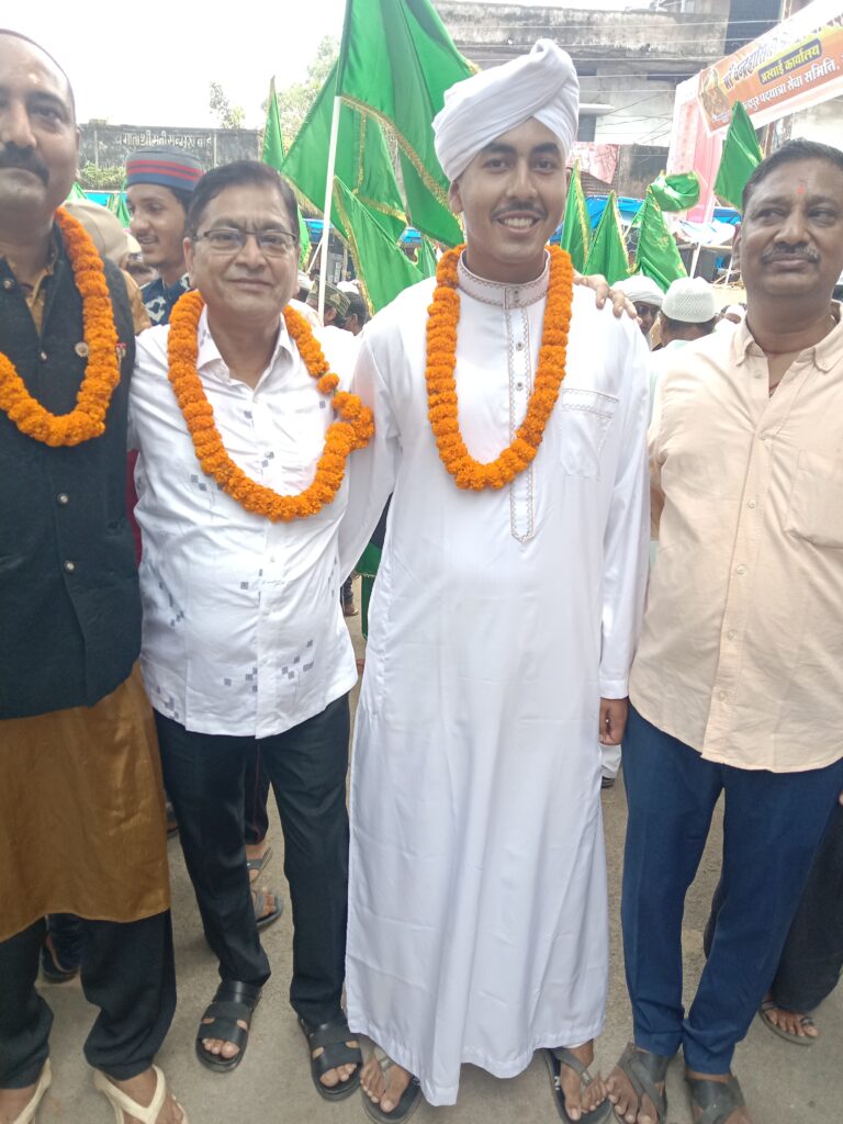 <em>शक्ति में ईद मिलादुन्नबी पर्व पर मुस्लिम समाज ने निकाला भव्य जुलूस,पूर्व नगरपालिका अध्यक्ष श्यामसुंदर अग्रवाल के नेतृत्व में हुआ जोरदार स्वागत, महबूब भाई ने कहा- शक्ति शहर में आपसी भाईचारा एक मिसाल</em>, सैकड़ो की संख्या में मुस्लिम समाज के बंधु रहे मौजूद, कांग्रेस जिला अध्यक्ष दादू जायसवाल ने भी दी समाज बंधुओ को बधाई <em>शक्ति में ईद मिलादुन्नबी पर्व पर मुस्लिम समाज ने निकाला भव्य जुलूस,पूर्व नगरपालिका अध्यक्ष श्यामसुंदर अग्रवाल के नेतृत्व में हुआ जोरदार स्वागत, महबूब भाई ने कहा- शक्ति शहर में आपसी भाईचारा एक मिसाल</em>, सैकड़ो की संख्या में मुस्लिम समाज के बंधु रहे मौजूद, कांग्रेस जिला अध्यक्ष दादू जायसवाल ने भी दी समाज बंधुओ को बधाई kshititech