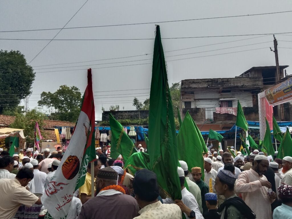 <em>ईद मिलादुन्नबी विशेष--शक्ति शहर में 28 सितंबर को जश्न-ए-ईद मिलादुन्नबी पर जुलुस-ए-मोहम्मदी निकाली गई,हुजुर नबी पैगम्बर मुहम्मद सल्लल्लाहु अलैहि वसल्लम की मुए मुबारक की जियारत जामा मस्जिद सक्ती मे करवाई गई</em>, शक्ति के विभिन्न संगठनों ने किया जुलूस का स्वागत <em>ईद मिलादुन्नबी विशेष--शक्ति शहर में 28 सितंबर को जश्न-ए-ईद मिलादुन्नबी पर जुलुस-ए-मोहम्मदी निकाली गई,हुजुर नबी पैगम्बर मुहम्मद सल्लल्लाहु अलैहि वसल्लम की मुए मुबारक की जियारत जामा मस्जिद सक्ती मे करवाई गई</em>, शक्ति के विभिन्न संगठनों ने किया जुलूस का स्वागत kshititech
