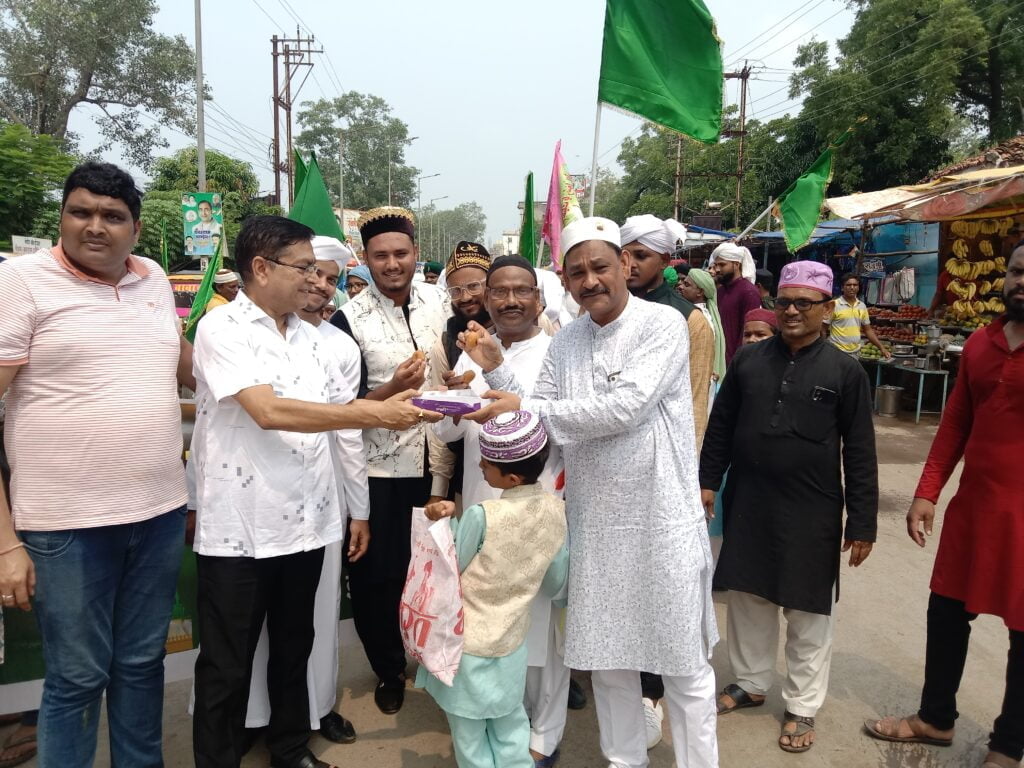 <em>शक्ति में ईद मिलादुन्नबी पर्व पर मुस्लिम समाज ने निकाला भव्य जुलूस,पूर्व नगरपालिका अध्यक्ष श्यामसुंदर अग्रवाल के नेतृत्व में हुआ जोरदार स्वागत, महबूब भाई ने कहा- शक्ति शहर में आपसी भाईचारा एक मिसाल</em>, सैकड़ो की संख्या में मुस्लिम समाज के बंधु रहे मौजूद, कांग्रेस जिला अध्यक्ष दादू जायसवाल ने भी दी समाज बंधुओ को बधाई <em>शक्ति में ईद मिलादुन्नबी पर्व पर मुस्लिम समाज ने निकाला भव्य जुलूस,पूर्व नगरपालिका अध्यक्ष श्यामसुंदर अग्रवाल के नेतृत्व में हुआ जोरदार स्वागत, महबूब भाई ने कहा- शक्ति शहर में आपसी भाईचारा एक मिसाल</em>, सैकड़ो की संख्या में मुस्लिम समाज के बंधु रहे मौजूद, कांग्रेस जिला अध्यक्ष दादू जायसवाल ने भी दी समाज बंधुओ को बधाई kshititech